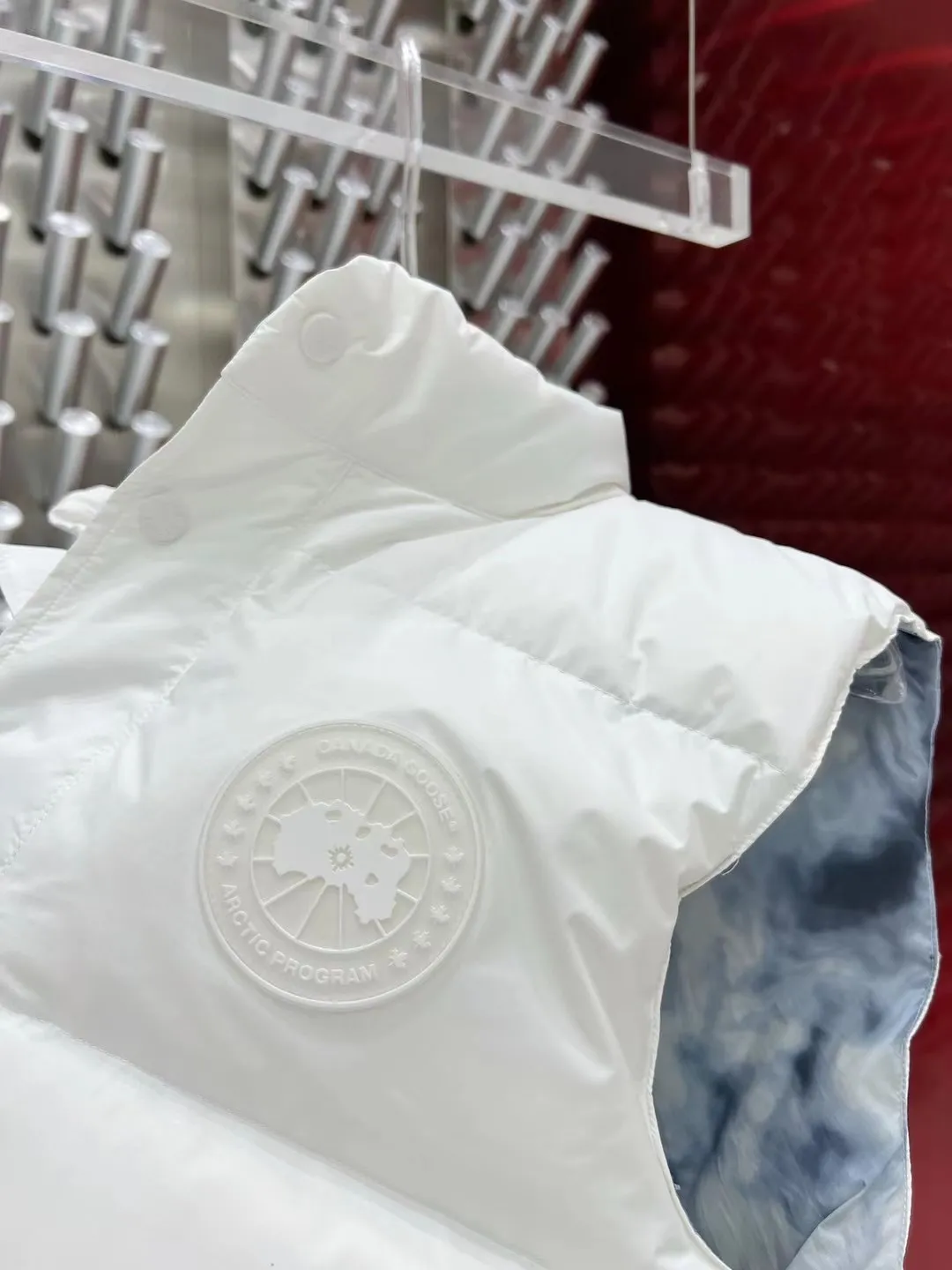 P440 2025 Autumn and Winter New 🆕Down Jacket Original 1:1 customized hardware accessories are all imported and original customized. Counter comparisons are welcome. Absolutely high quality. Made of top 90 white duck down. Super soft. Filled with fluffy and full feathers. Super heavy workmanship. Fabric workmanship. 👍Perfect version. Note⚠The fabric is super comfortable. Exclusive model. Non-market goods. Same sizes for men and women: XS～XXL.